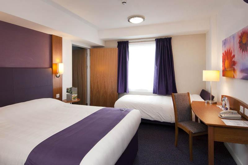Premier Inn Manchester Cheadle  Zewnętrze zdjęcie
